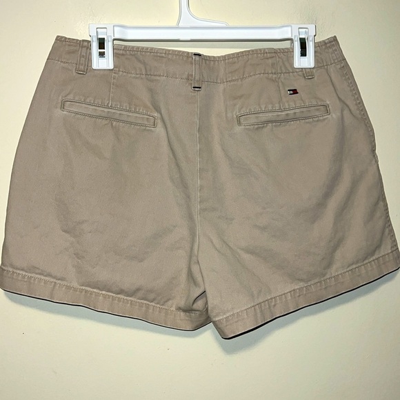 Women’s Tommy Hilfiger neutral classic khaki pocket shorts size 6 - Picture 3 of 5